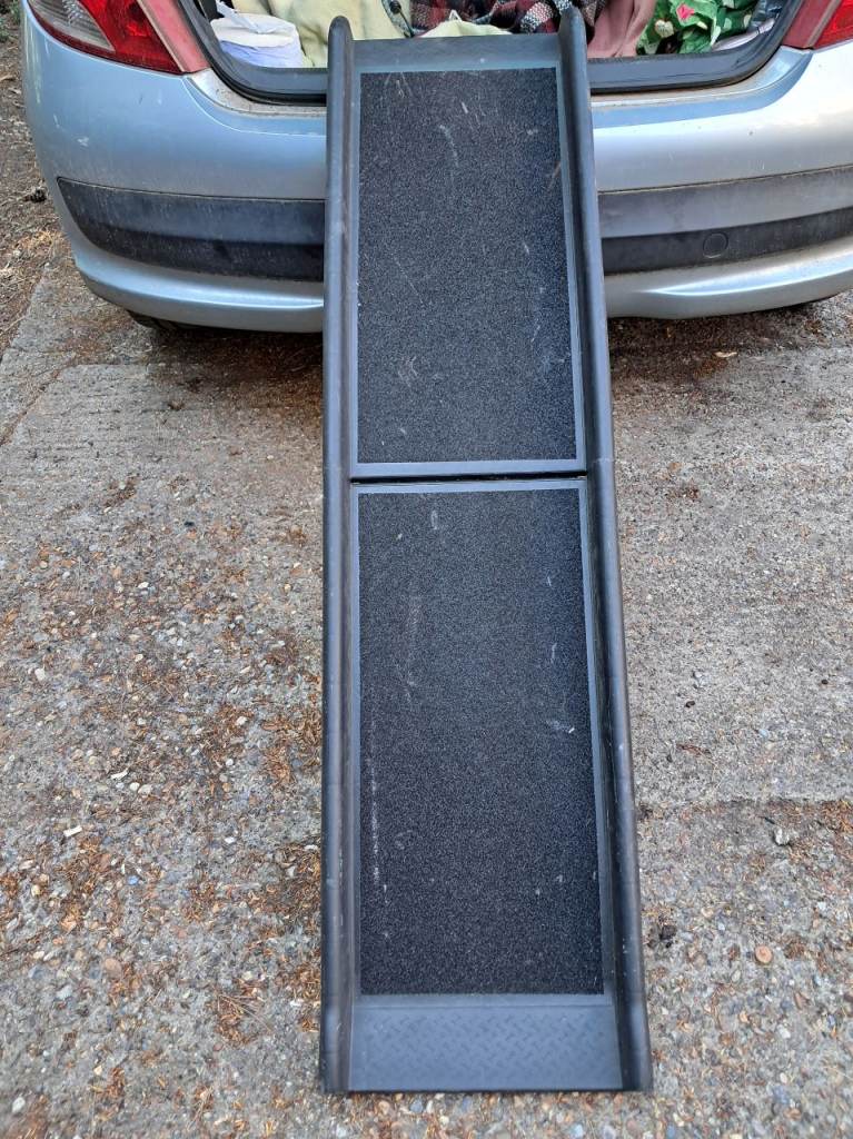 Dog ramp-folding lightweight plastic ramp with non-slip surface-160 cms long x 40 cms wide