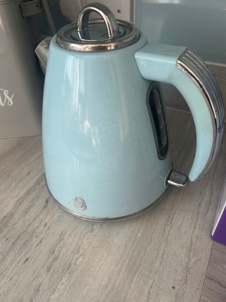 Free Swan Retro Kettle (Blue) – Good Condition