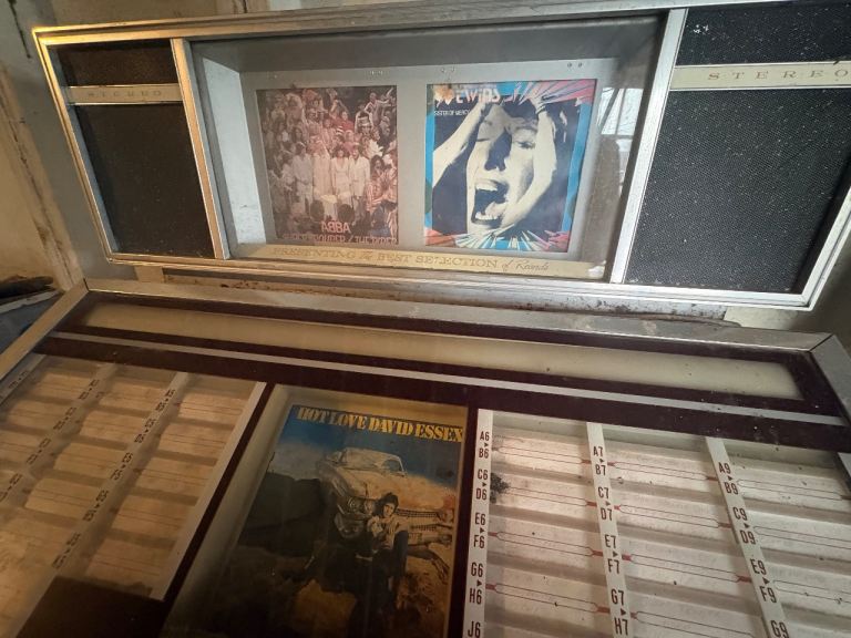 Vintage Very old Juke box, full of the vinyls inside needs new amp 