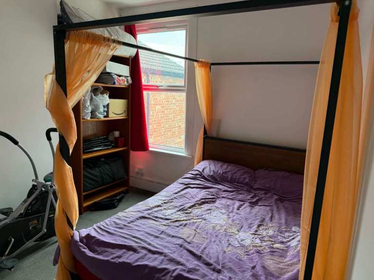 Two spacious double bedrooms in Victorian Property by East Croydon Station 