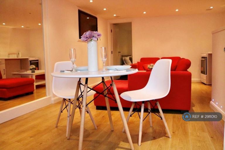 1 bedroom flat in Ravensbury Road, Orpington, BR5 (1 bed) (#2911010)