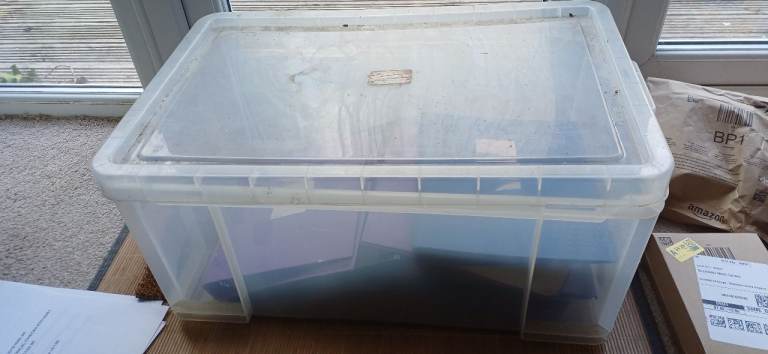 Plastic storage containers 