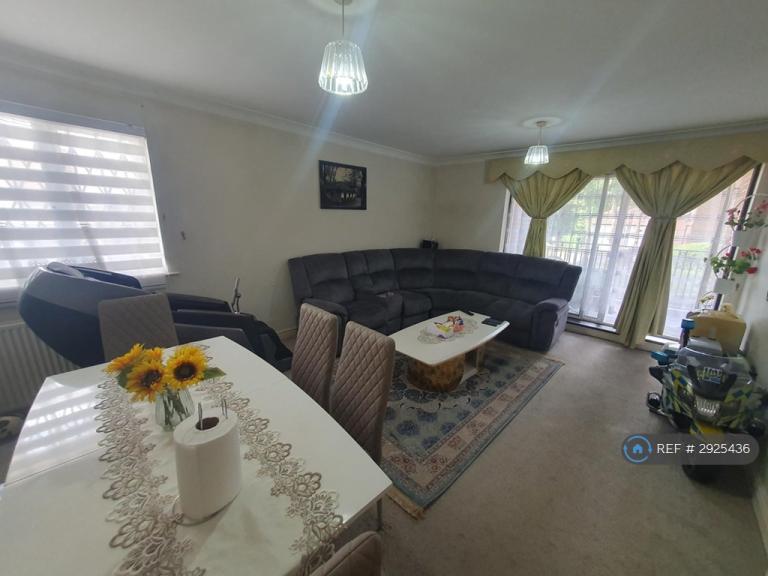 2 bedroom flat in Windsor House, London, NW4 (2 bed) (#2925436)