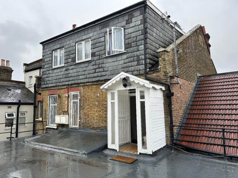 1-2 Bedroom Flat / Live-work Studio - Edmonton, London N18