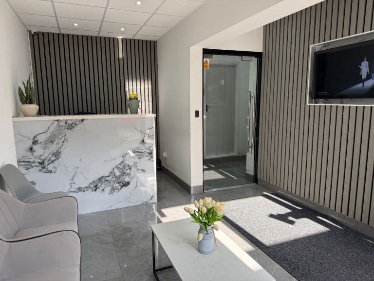 Beauty Room/Office Room to rent- Stratford 