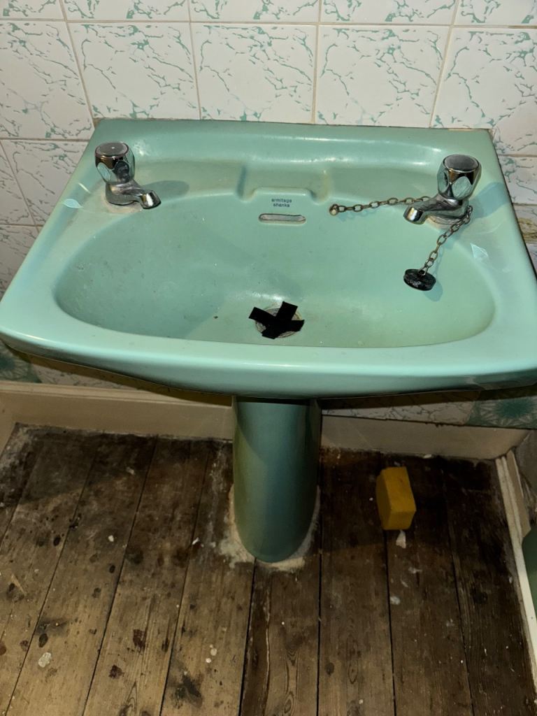 Armatge Shanks blue sink 