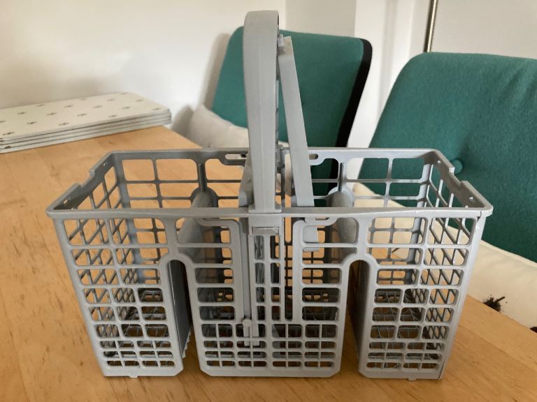 Cutlery basket for dishwasher