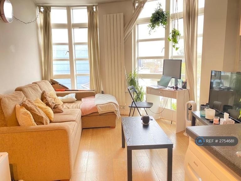 1 bedroom flat in Bedford Hill, London, SW12 (1 bed) (#2754681)