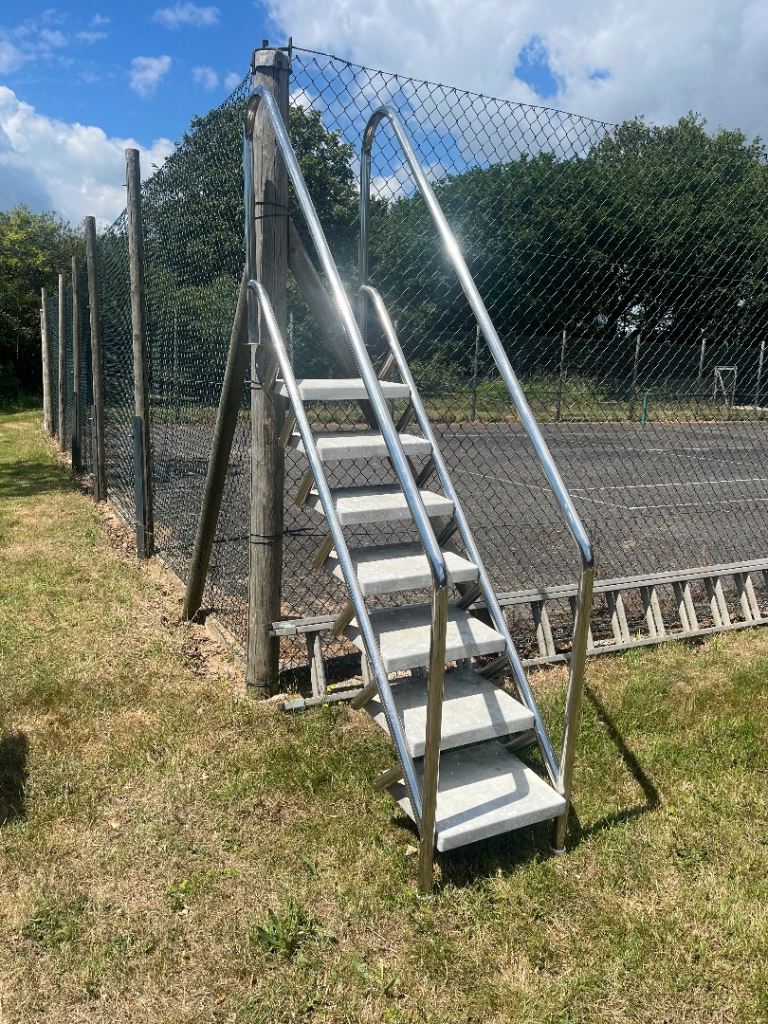 Swimming pool step ladder 
