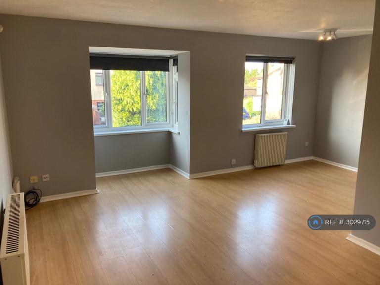2 bedroom flat in Oak Apple Court, London, SE12 (2 bed) (#3029715)
