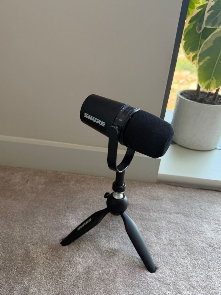 Shure MV7 with Tripod (as NEW) 