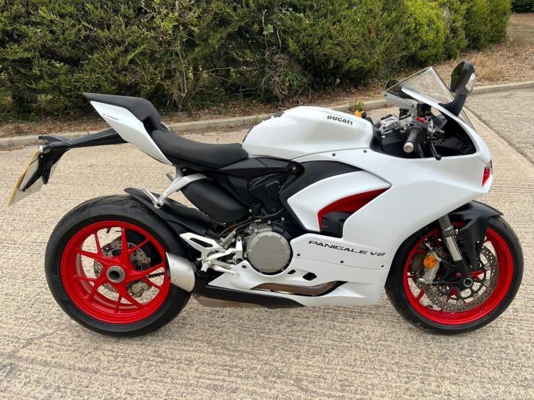 2022 71 DUCATI PANIGALE V2 WHITE - 1421 MILES HPI CLEAR SPORTS 955 NEW MOT