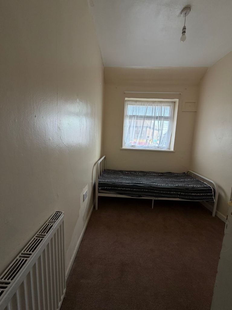 Room to rent- fully furnished - £450 per month