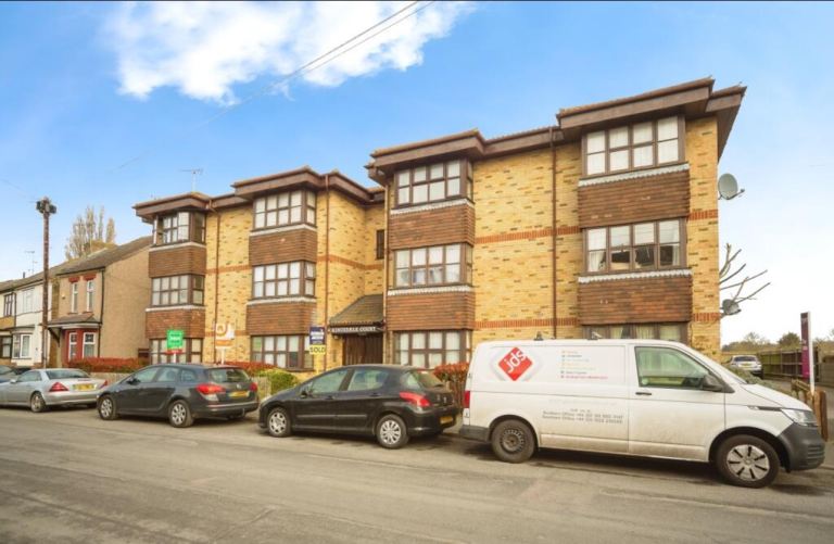 Studio Flat - 5 Min Walk to Station - Seperate Kitchen & Bathroom - Parking Available 