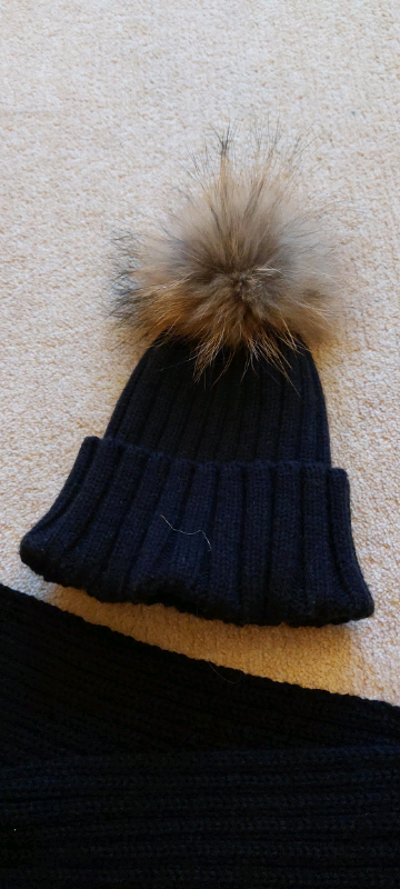 Hat & scarf with Fox or Racoon Fur pompims