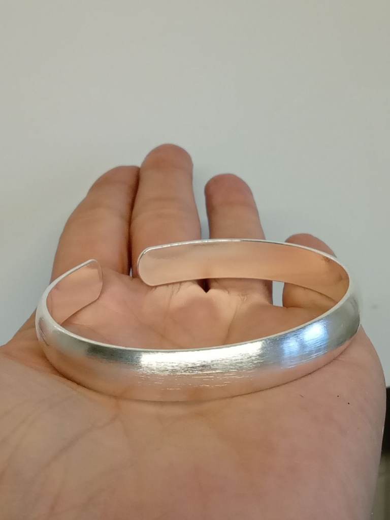 Brand new 999.9 solid sterling silver bangle . Brand new 