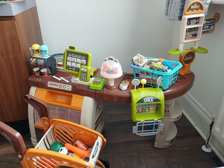 Plastic toy shop