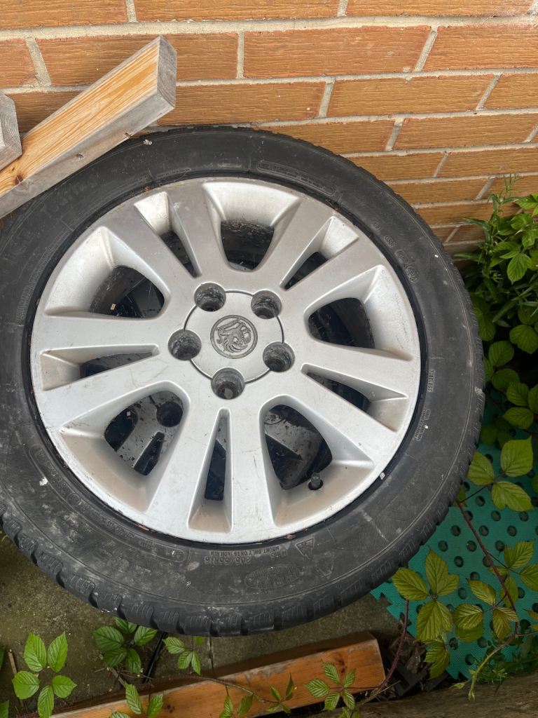 205/55/R16 vauxhall alloys wheels (winter tyres)