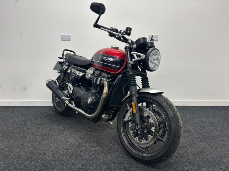 TRIUMPH SPEED TWIN 1200 ** 12 MONTHS MOT - LOW MILEAGE - RIDER MODES **