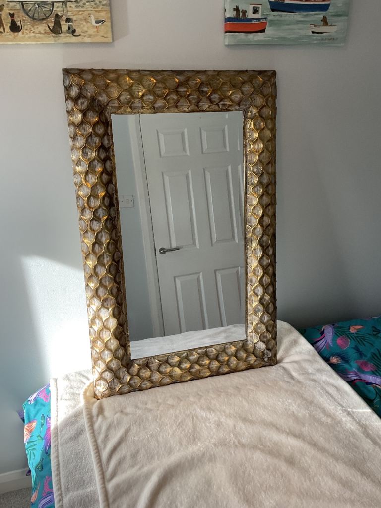 Art Decor Samia metal mirror honeycomb finish