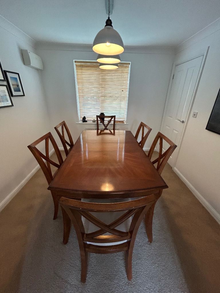 Furniture Village Moscow Extending Dining Table with 6 Chairs