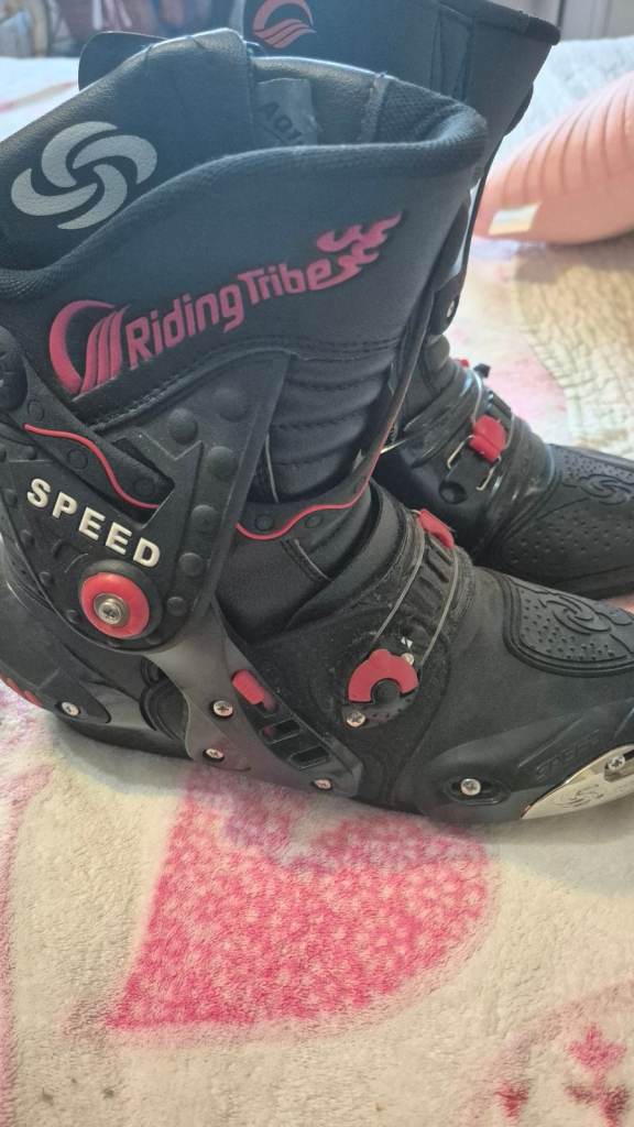 Motorcycle riding boots