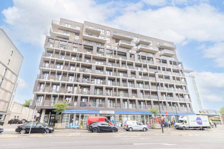 2-bed, 2-bath flat for sale, Crossways, Slough (chain free)