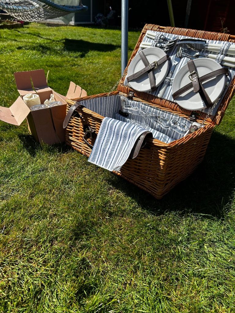 Outdoor 4 Person Luxury White Wicker Picnic Basket Set with Plates and Wine Glasses 