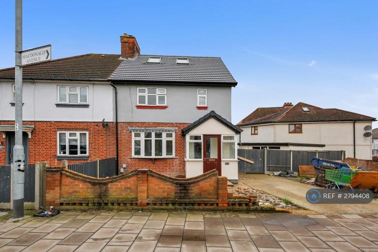 5 bedroom house in Rainham Road North, Dagenham, RM10 (5 bed) (#2794408)