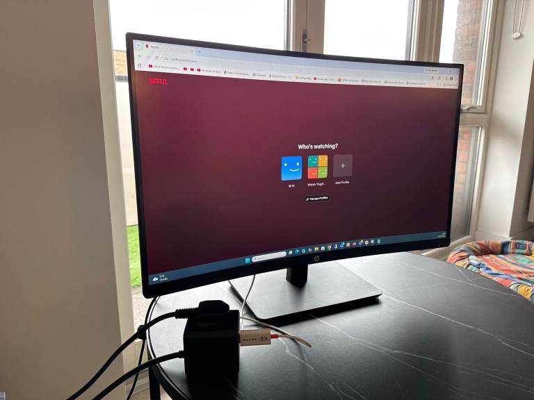HP 27x 27" Curved Full HD 144Hz Gaming Monitor + j5create Wireless HDMI Kit