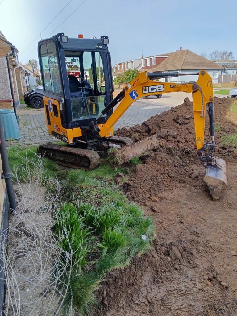 DIGGER* MINI DIGGER AND OPERATOR FOR HIRE**