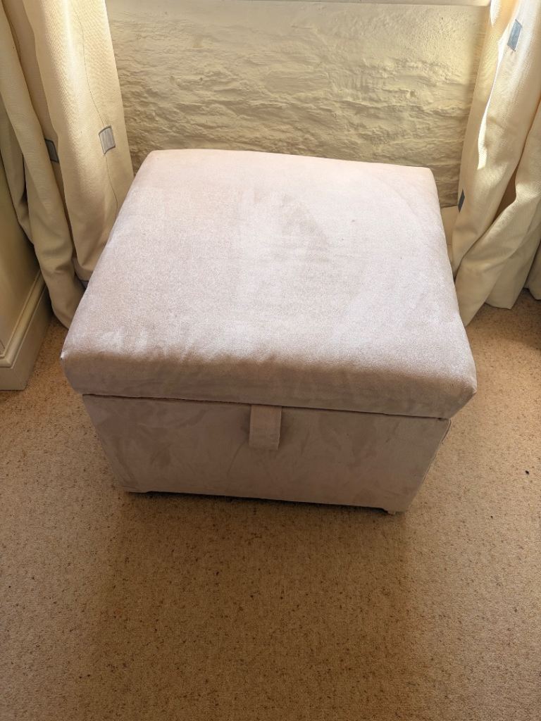 Square storage trunk upholstered