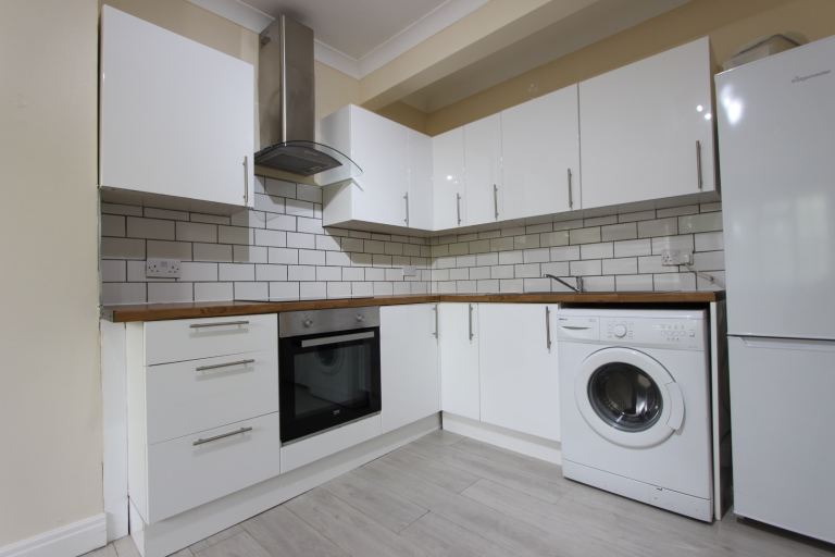 N20 Whetstone. 2 Bed. Flat Ideal for Family/Couple/single. Furnished. 1st Floor - AVAIL MID APRIL