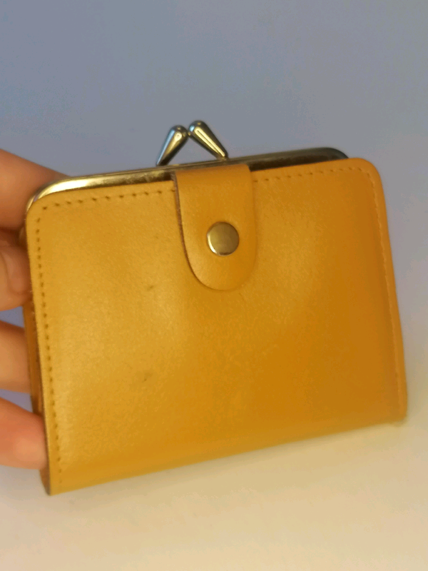  Vintage Notes real leather woman wallet. Good condition. 