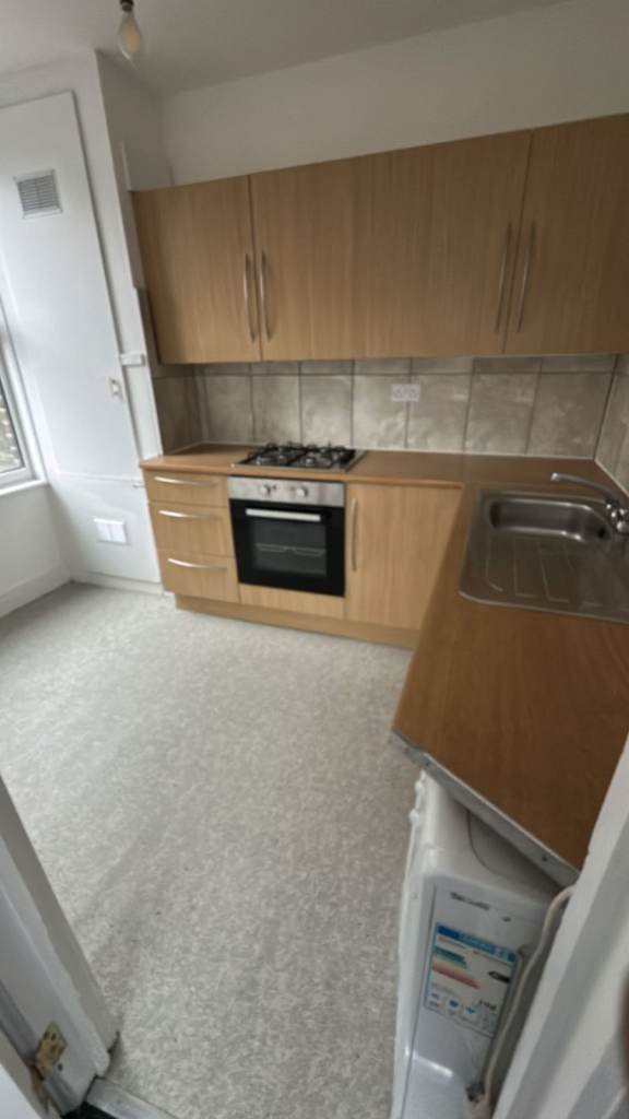 A lovely 2-bedroom first-floor flat available immediately in the heart of SW17 7PJ 