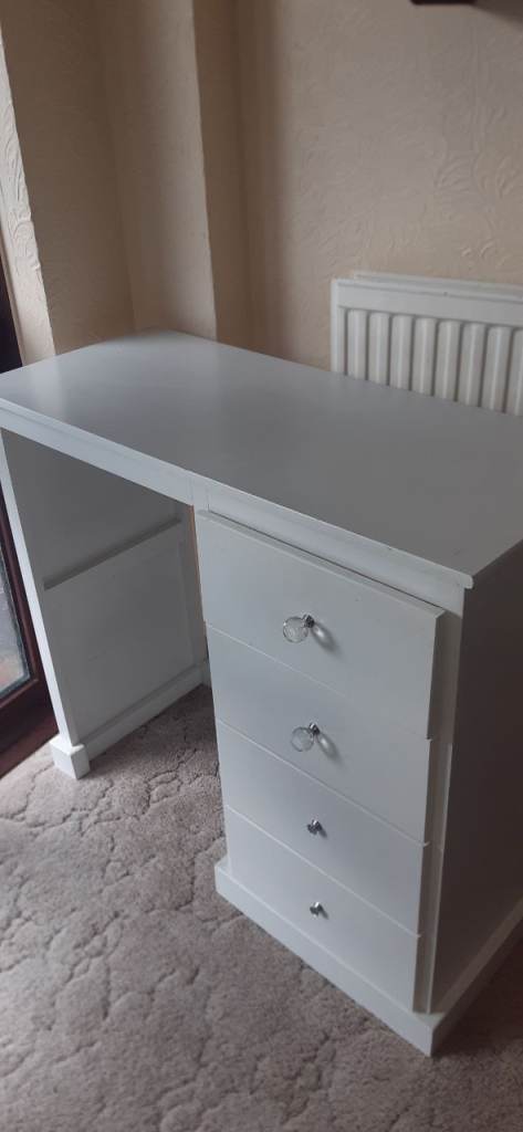 Lovel6 pine desk