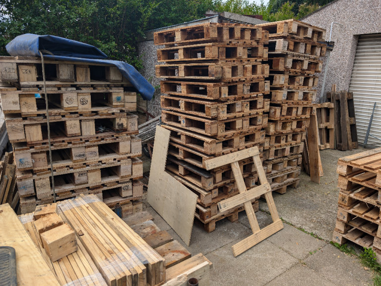 20 Wooden Reclaimed Pallets 970mm x 790mm Clean Condition Warehouse Fencing Delivery possible.