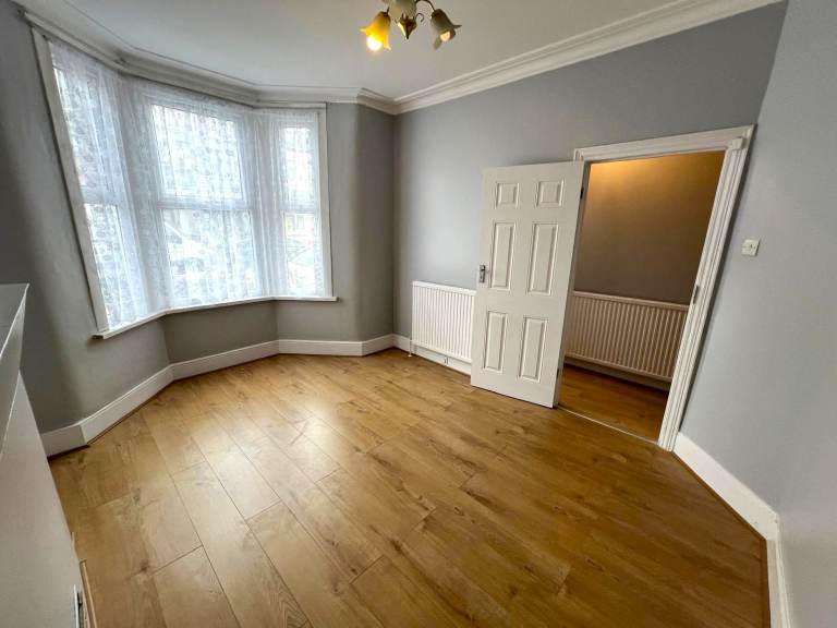 Newly Renovated 4 Bedrooms House in Eastham- Company let Allowed