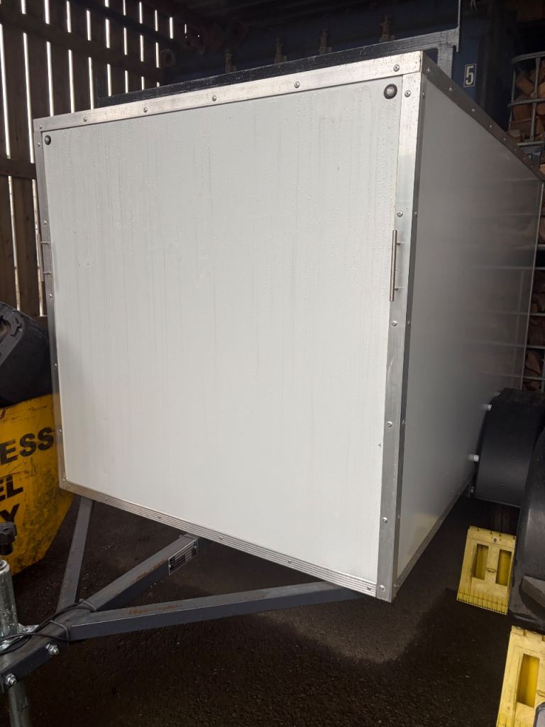 Box trailer 7x4 with lockable bar doors 