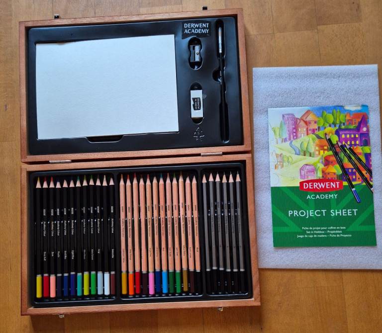 Rrp £36 New unused A4 sketching pad & 35 Piece boxed Art Set with colouring & watercolour pencils