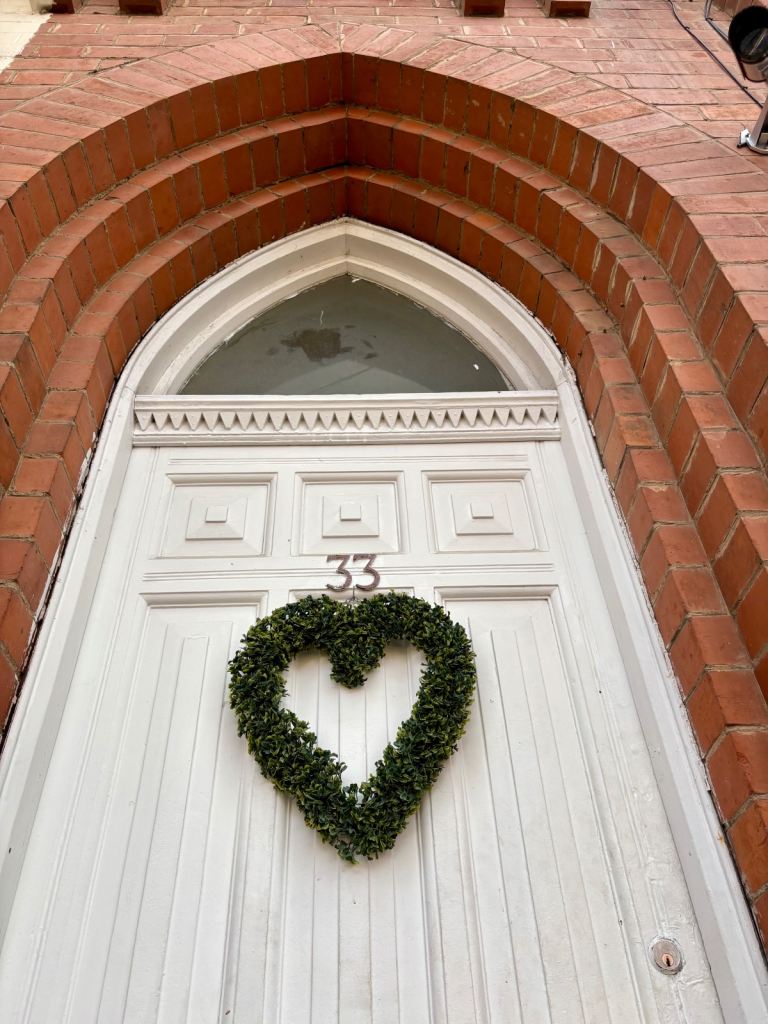 Large Flat - 1 Bedroom, Separate Bathroom & kitchen {33/01/25}