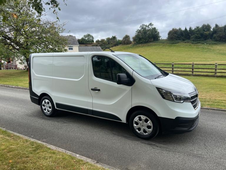 RENAULT TRAFIC SL28 2.0 BLUE DCI 130PS BUSINESS L1H1 SWB VAN 22 REG 35,800 MILES