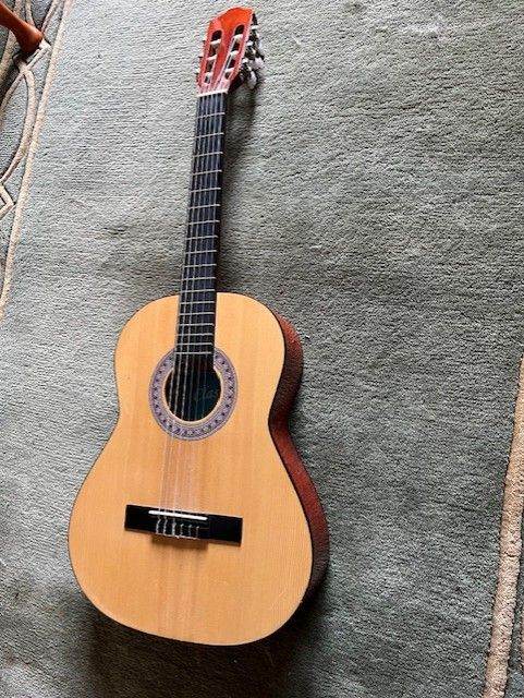 Acoustic guitar 3/4 size.