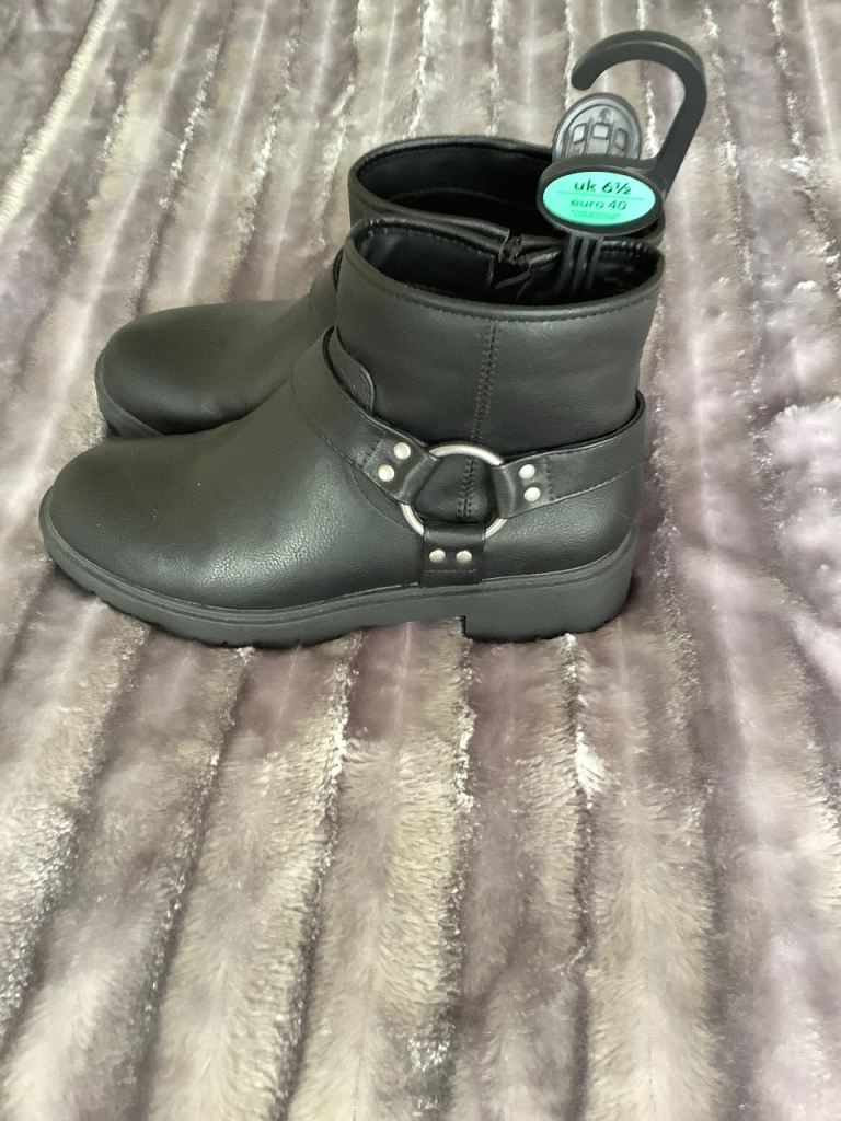 Ladies Black Boots Size 6 1/2