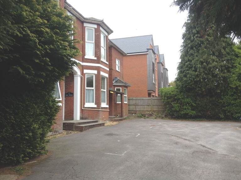 Southampton Garden Studio Flat Rent inc Heating & Hot Water Handy City Bus & M27 No Sharers