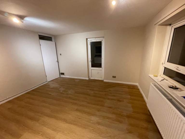 Large 2 double bedroom flat to rent in Isleworth