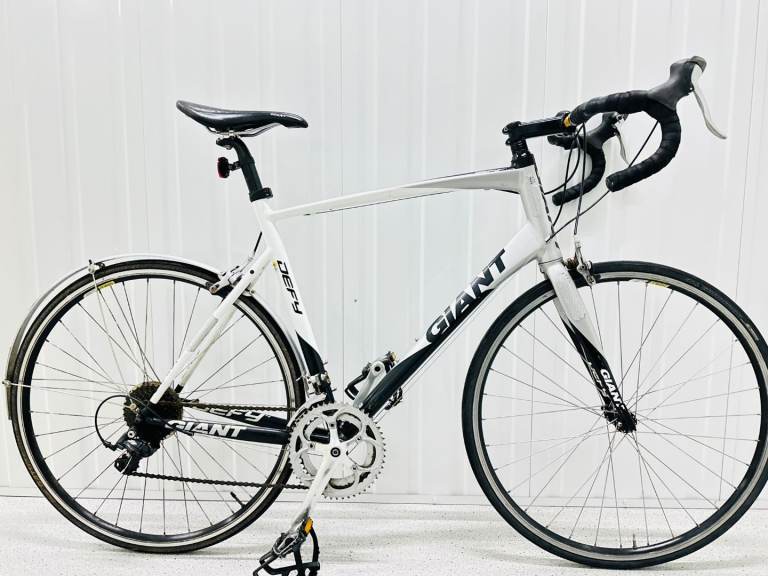 GIANT DEFY Size/L Super Lightweight Road Bike ST Gears 700c Wheels.