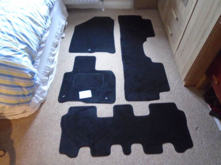 a BRAND NEW SET of 4 CUSTOM FITTED BLACK MATS for a KIA SORENTO 7 SEATER, 2014-2020 MODEL
