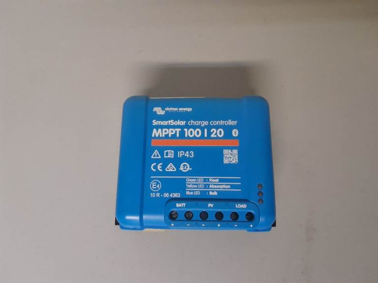 Victron Smartsolar MPPT charge controller 12-48V 20A BNIB