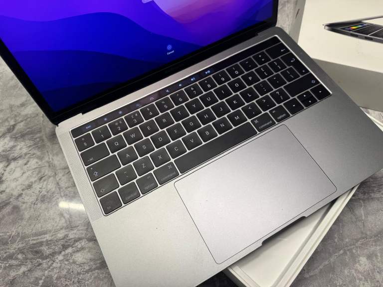 Apple Macbook pro 2016 13 inch Touch Bar 16GB Ram 256GB SSD 4 Thunderbolt